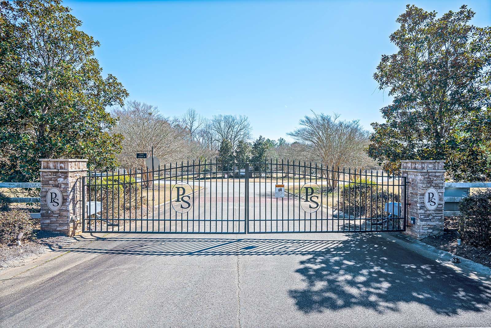 photo of gated entrance to Pointe Shores subdivision in Tignall, Georgia